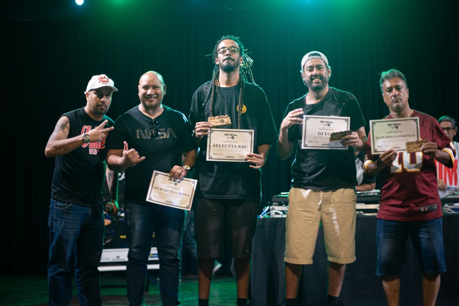 DJ YGO recebendo certificado do projeto Arte Urbana em Ação (FAC/GDF)