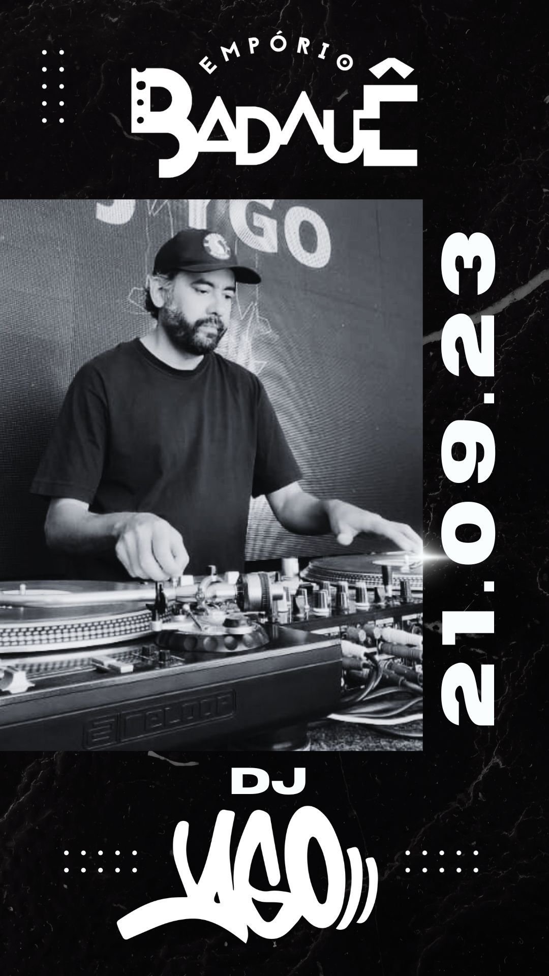 DJ YGO tocando vinil no Empório Badauê