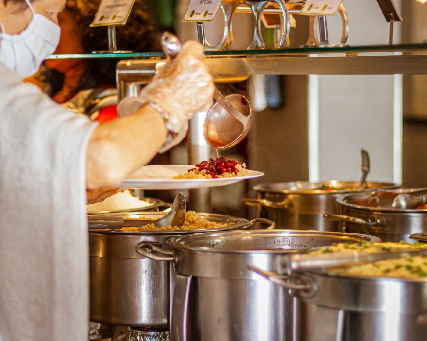 Buffet self-service sendo servido em restaurante natural