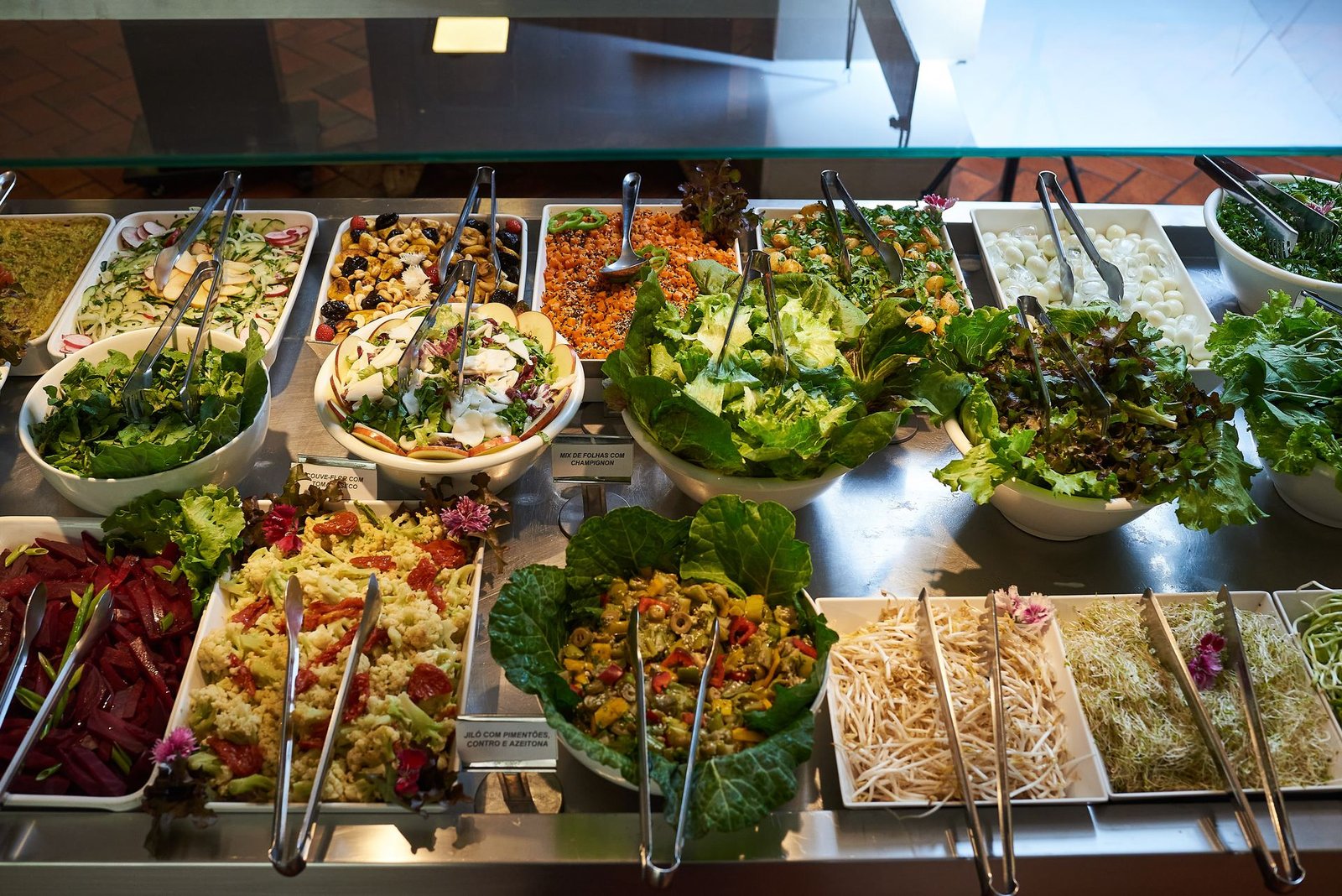 Salão de restaurante self-service com buffet completo